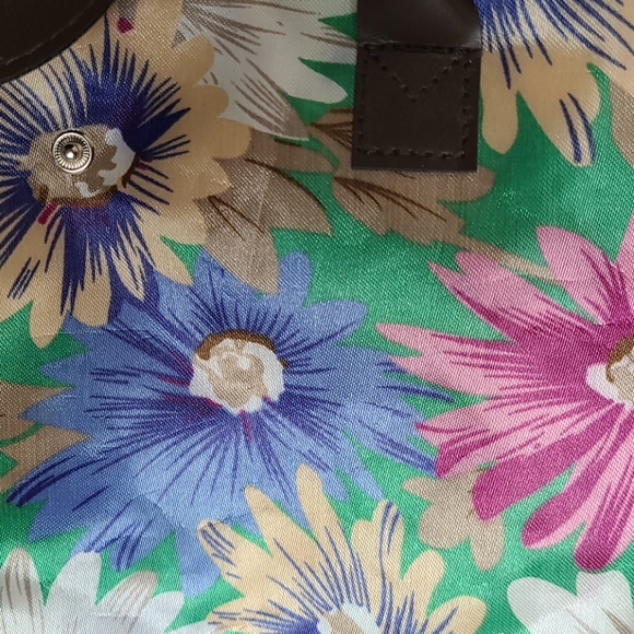 Vinyl Floral Travel Bag - Picture 5 of 7